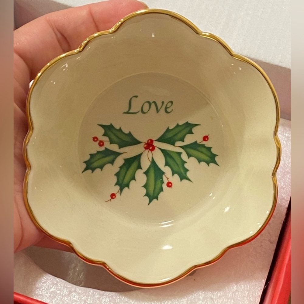 Lenox Holiday Love Round Fluted Dish